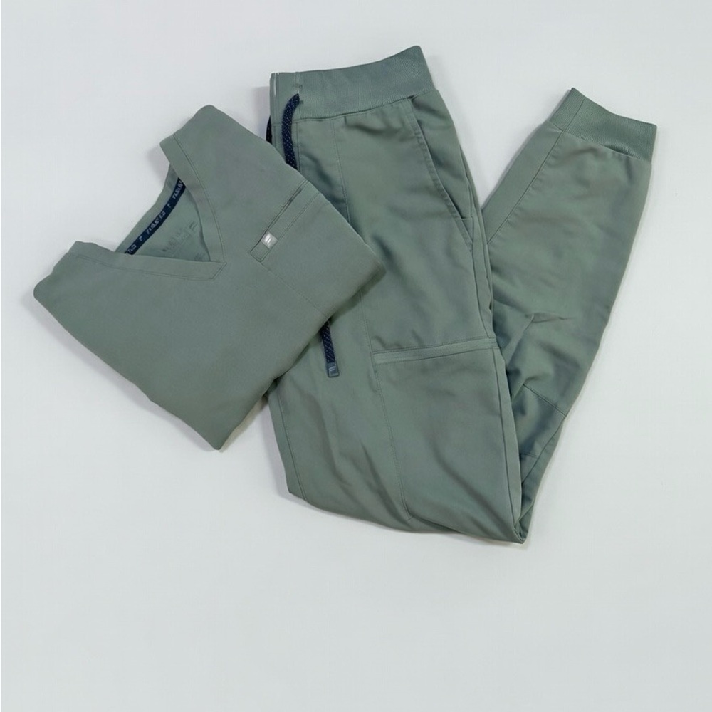 Fabletics Scrub Set
